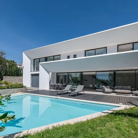 Newly Built Luxury 4 Bdrm With Sea View Apartment *