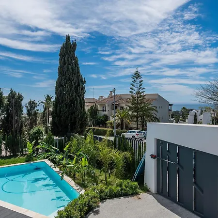 Newly Built Luxury 4 Bdrm With Sea View Apartment *