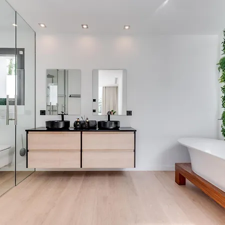 Newly Built Luxury 4 Bdrm With Sea View Apartment *