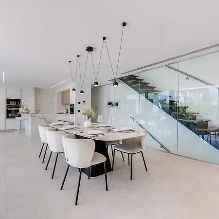 Newly Built Luxury 4 Bdrm With Sea View